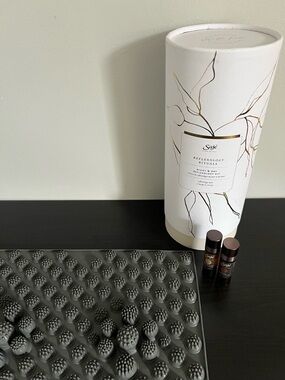 Saje Reflexology Rituals Set - Gray Foot Mat + Energy and Peppermint Halo